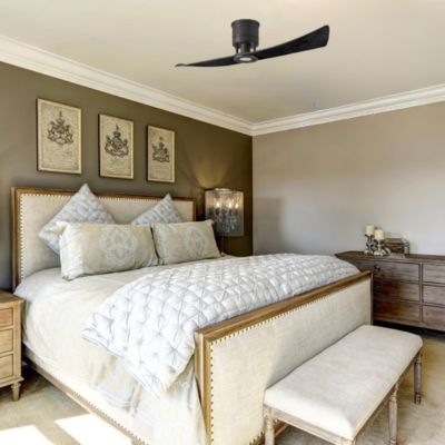 Destratificateur Atlas Fan deux pales noir dans une petite chambre 