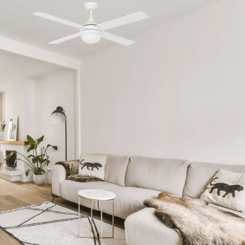 Destratificateur blanc dans un salon blanc