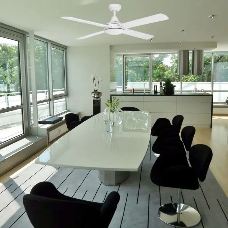 destratificateur blanc dans la salle à manger lumineuse 